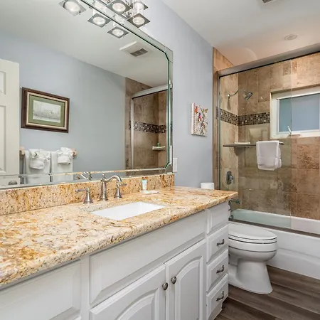 North End Retreat: 3Br W/ Balcony & Beach Access